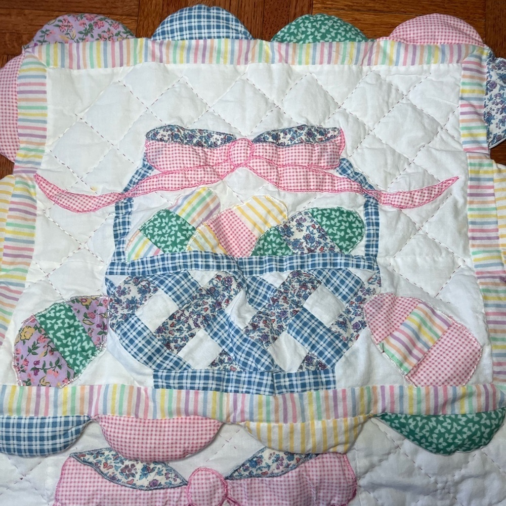 Vintage Easter Basket Scalloped Quilted Cloth Placemats and table Runner - Picture 8 of 15